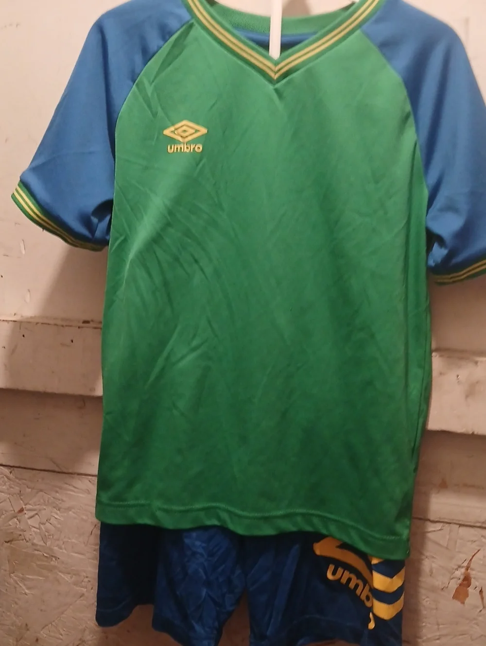 Umbro Green & Blue Kids Soccer Jersey with Yellow Logo Size M
